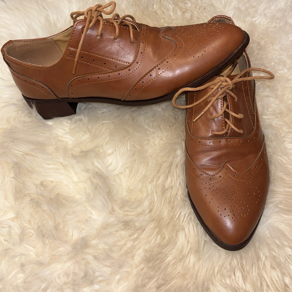 Women’s Lace Up Oxford Style Shoes - Picture 4 of 4